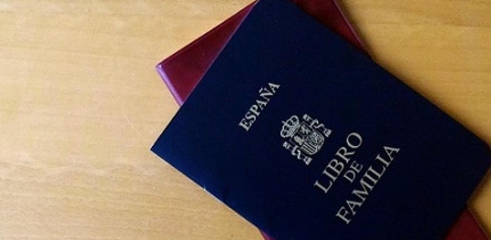 Registros digitales formando una estructura familiar.